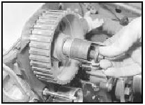 18.11 Removing the camshaft sprocket bolt and distributor rotor shaft - 1.8