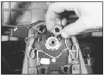 22.4 Removing the steering wheel retaining nut