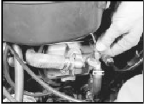 3.5 Disconnecting the air cleaner vacuum hose from the inlet manifold