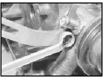 9.8 Location of the alternator adjusting link under the right-hand retaining