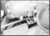 19.4 Throttle arm retaining clip (arrowed) -  Pierburg