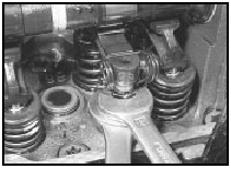 23.7b Adjusting a valve clearance