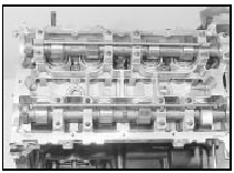 18.30b Camshaft oil spray bars correctly fitted
