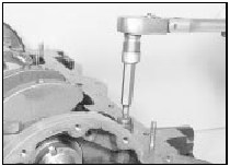 30.4 Unscrewing a sump mounting plate securing bolt