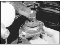 17.4 Withdrawing an engine mounting