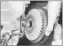 18.3 Withdrawing the crankshaft pulley - 1.8 litre (R2A)