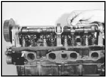 24.4 Withdrawing the camshaft oil supply tube