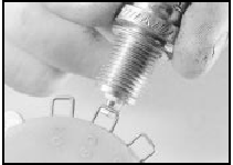 11.9b Measuring a spark plug gap using a wire gauge