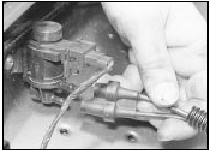 23.3 Disconnect the vacuum pipe connector from the solenoid