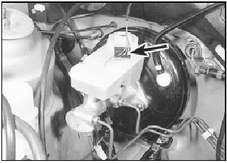 13.2 Disconnect the wiring plug from the low fluid level switch (arrowed)