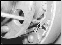 5.5c Drum removed showing screwdriver pressing on adjuster ratchet