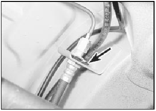 26.1 Flexible hose-to-rigid pipe union. U-shaped retaining clip arrowed
