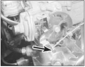 7.5 Disconnect the choke cable from the linkage clamp (arrowed) - carburettor