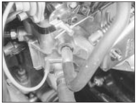7.9 Vacuum hose attachments at the inlet manifold - 1.4 litre carburettor
