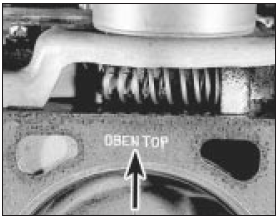 7.22 The upper surface of the cylinder head gasket is marked OBEN-TOP