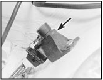 17.1 Mixture (CO) adjustment potentiometer (arrowed) - 1.6 EFI engine