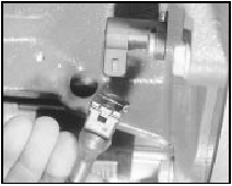 7.4 Disconnecting the engine speed sensor wiring plug - DIS