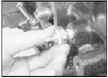 17.10 Removing the oil pressure warning lamp switch - 1.8 litre (R2A)