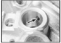 23.9b Cam follower supply hole (arrowed) in cylinder head - 1.8 litre (R2A)